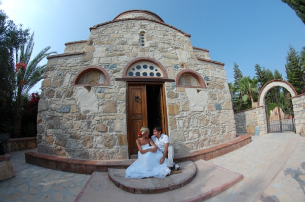 Бракосочетание у часовенки в центральном парке города Пафос